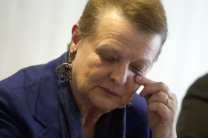 Helga Schmidt llora