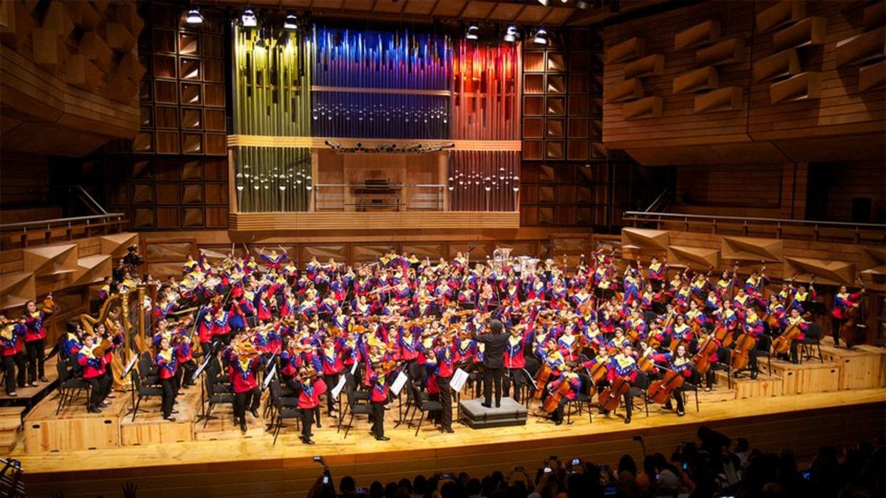 El Sistema, una de las organizaciones socioculturales más conocidas del mundo, celebra su 50 aniversario con una gira por Europa protagonizada por la Orquesta Simón Bolívar y el director Gustavo Dudamel. A lo largo del mes de enero visitarán diferentes capitales del viejo continente, como París, Berlín, o Madrid.
