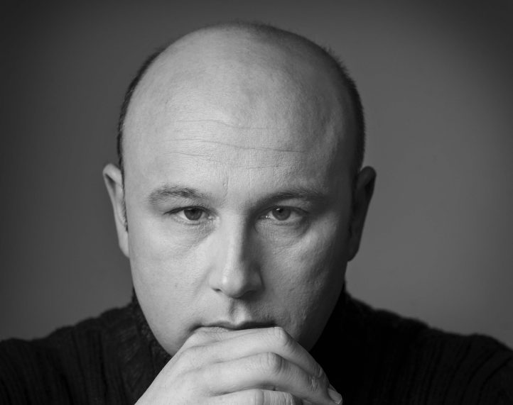 El director Riccardo Frizza vuelve al Teatro Comunale de Bolonia para su tercer compromiso de la temporada. Del 13 al 19 de abril dirigirá Un ballo in maschera en una nueva producción del director Daniele Menghini, con dos excelentes repartos y la Orquesta y Coro del Teatro Comunale di Bologna preparados por Gea Garatti Ansini.