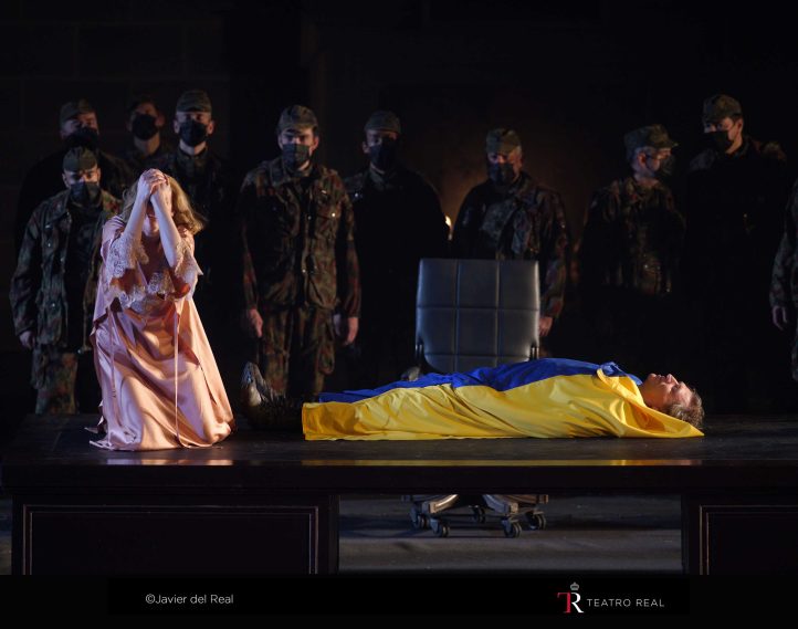 Siegfried-envuelto-en-la-bandera-de-Ucrania.-El-ocaso-de-los-dioses.-Teatro-Real