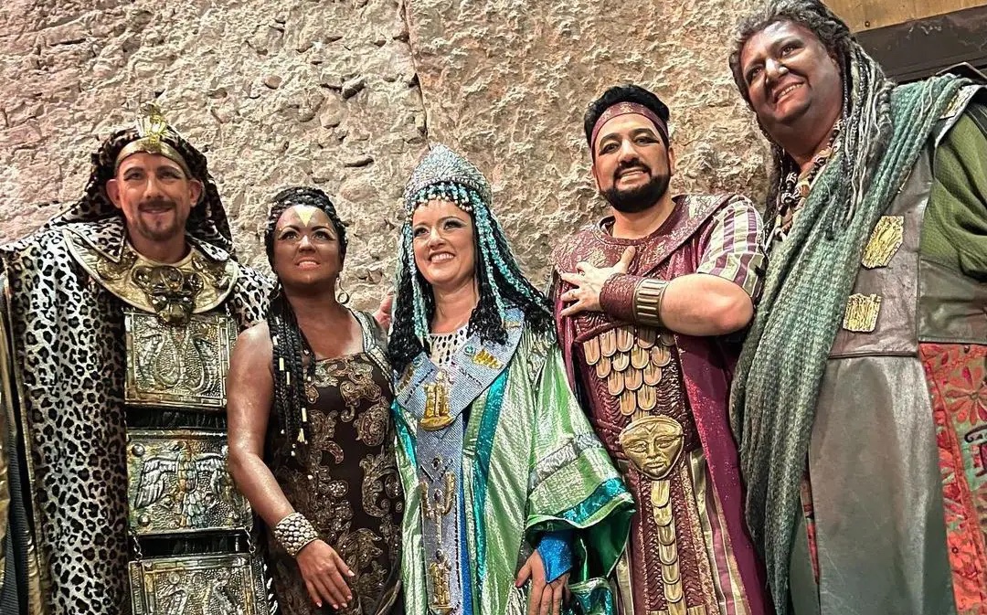 El-elenco-de-Aida-en-Verona-con-Netrebko-y-Ambrogio-Maestri-maquillados