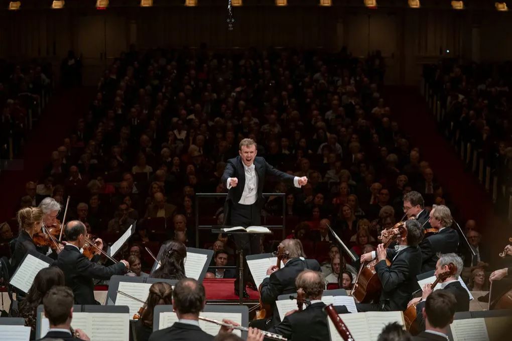 Daniel-Harding-dirige-la-Orquesta-del-Royal-Concertgebouw-c-Fadi-Kheir