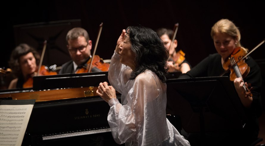 Mitsuko-Uchida-dirige-la-Mahler-Chamber-Orchestra-c-Alfonso-Salgueiro