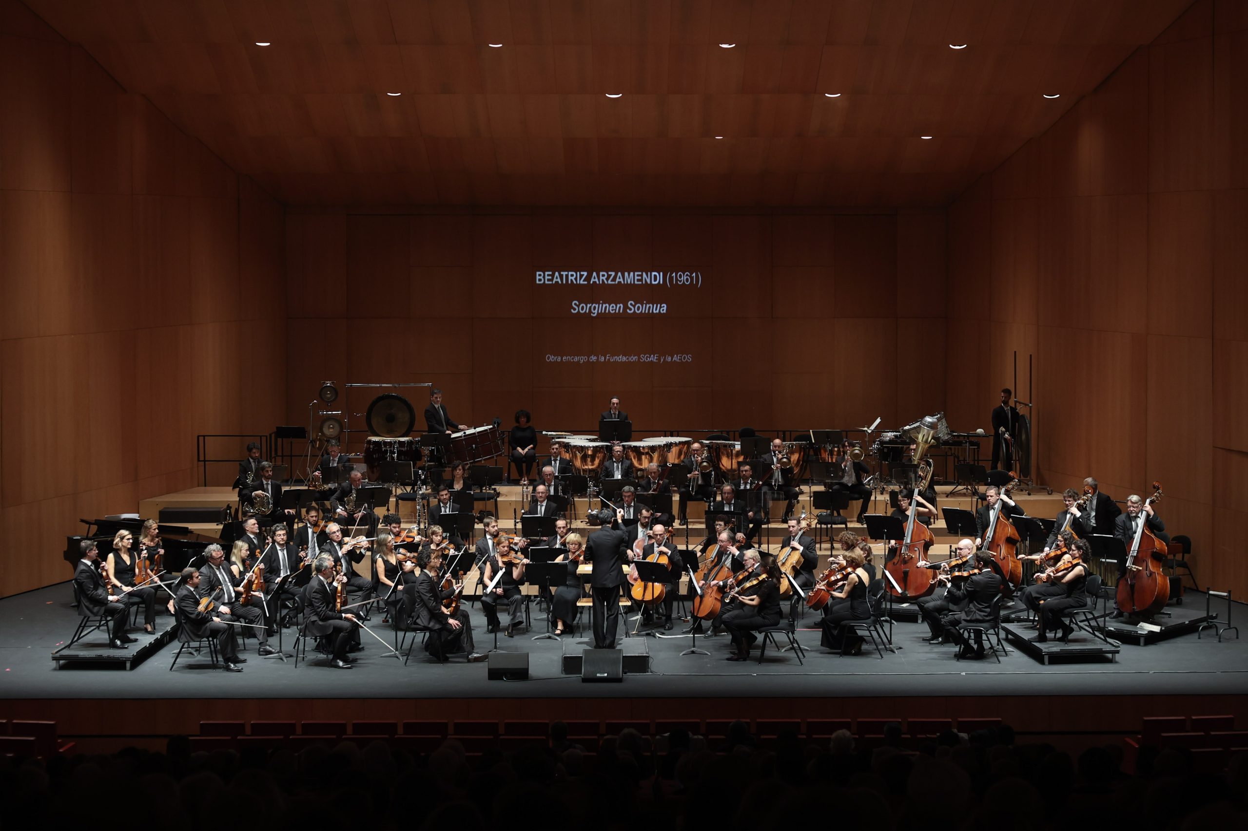 Perry-So-dirige-la-Sinfonica-de-Navarra