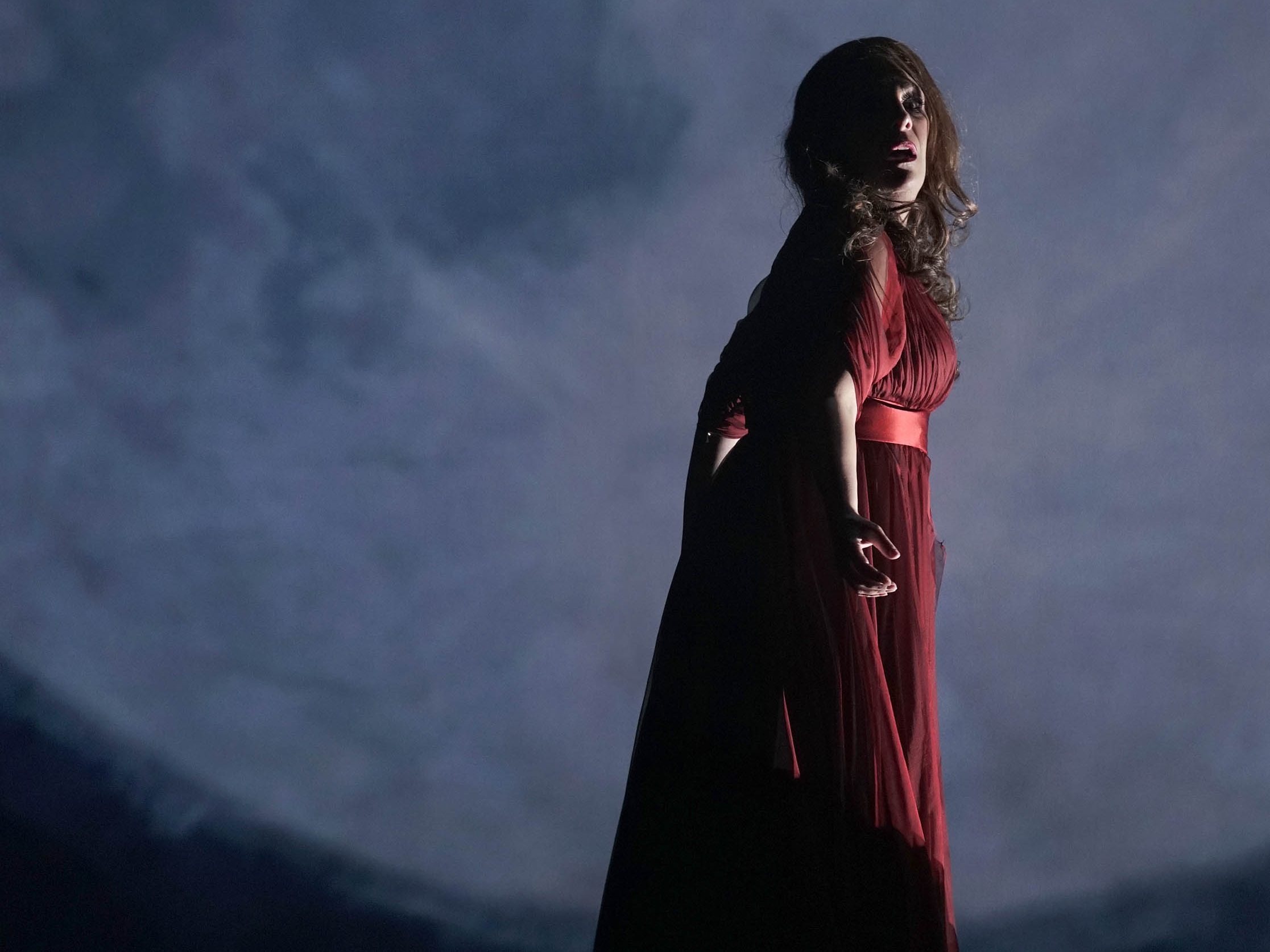 La soprano norteamericana Sondra Radvanovsky es considerada como una de las cantantes líricas más destacadas del panorama musical actual. Conocida por sus interpretaciones del repertorio belcantista y verista, ha visitado los teatros de todo el mundo, recibiendo numerosas críticas positivas y premios que reconocen su trayectoria. Durante su participación en la producción de Turandot en la Royal Opera House de Londres, los compañeros de OperaWire pudieron reunirse con la soprano para repasar diferentes cuestiones en torno a este papel y otros que ha abordado a lo largo de su carrera.
