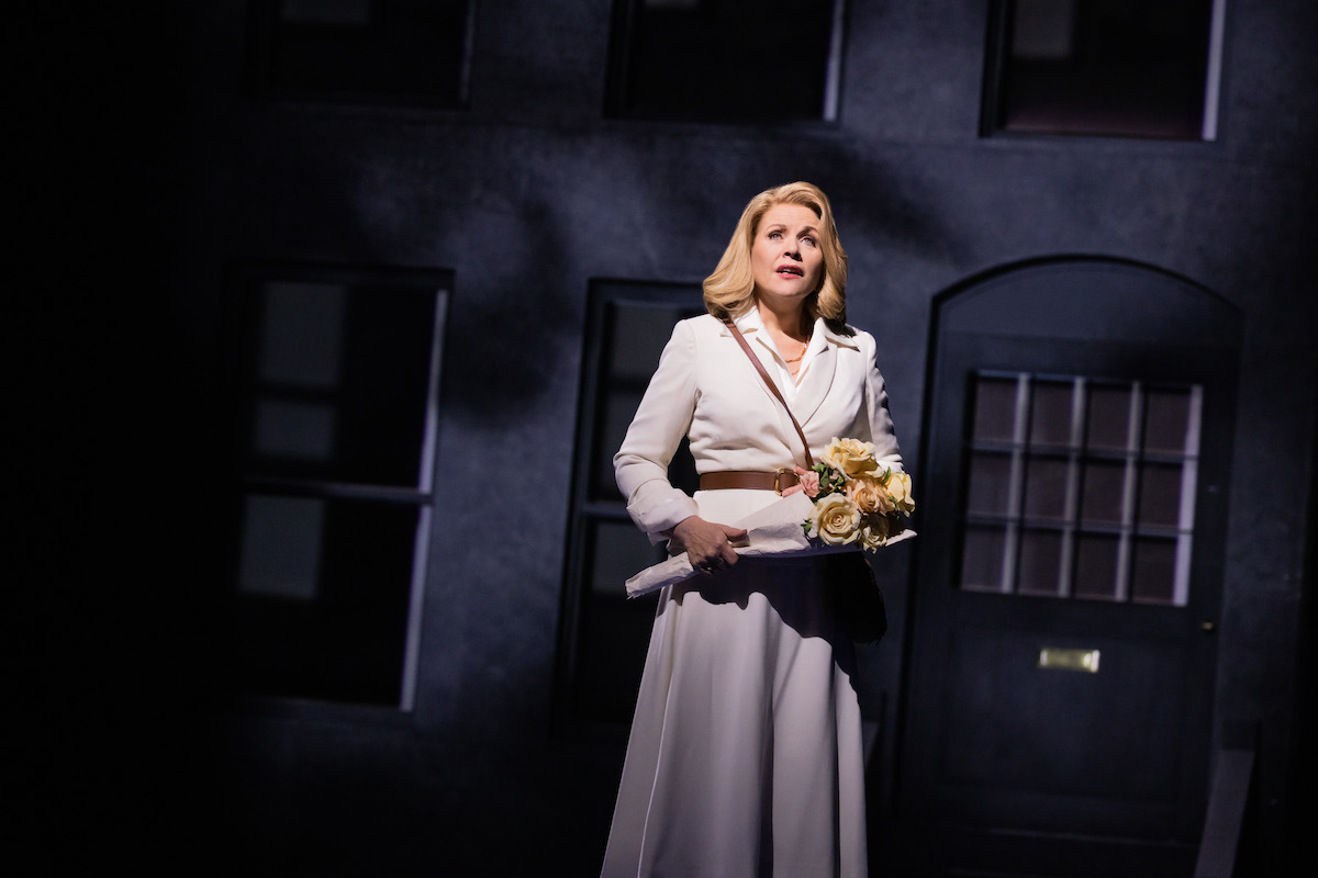 Renee-Fleming-en-The-Hours-c-Evan-Zimmermann-Met-Opera