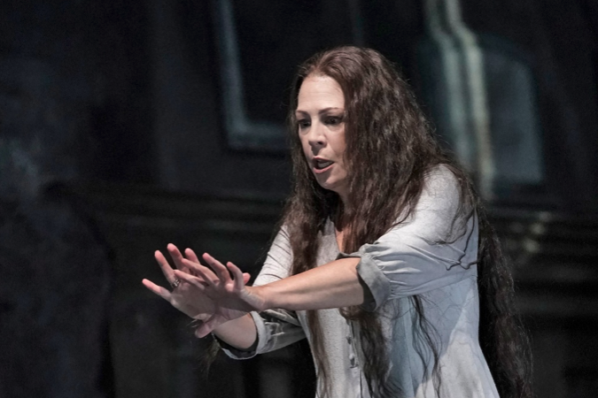 La soprano norteamericana Sondra Radvanovsky es considerada como una de las cantantes líricas más destacadas del panorama musical actual. Conocida por sus interpretaciones del repertorio belcantista y verista, ha visitado los teatros de todo el mundo, recibiendo numerosas críticas positivas y premios que reconocen su trayectoria. Durante su participación en la producción de Turandot en la Royal Opera House de Londres, los compañeros de OperaWire pudieron reunirse con la soprano para repasar diferentes cuestiones en torno a este papel y otros que ha abordado a lo largo de su carrera.