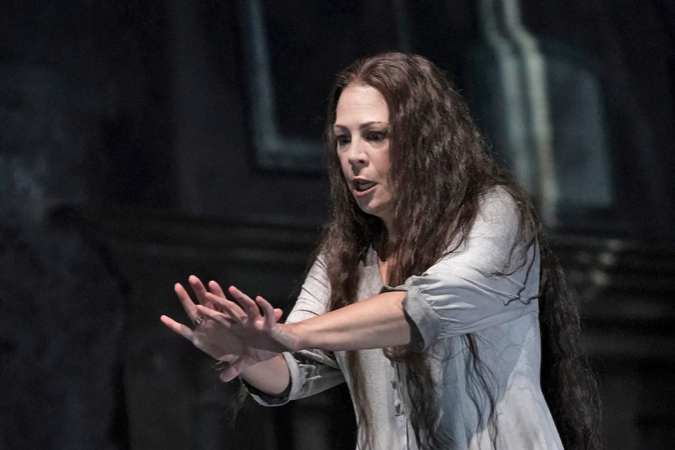 Sondra-Radvanovsky-como-Macbeth.-Opera-de-Chicago