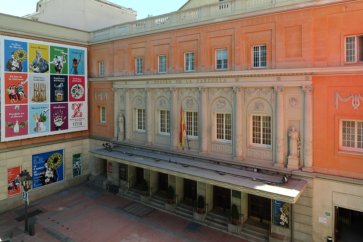 Plaza-de-entrada-del-Teatro-de-la-Zarzuela