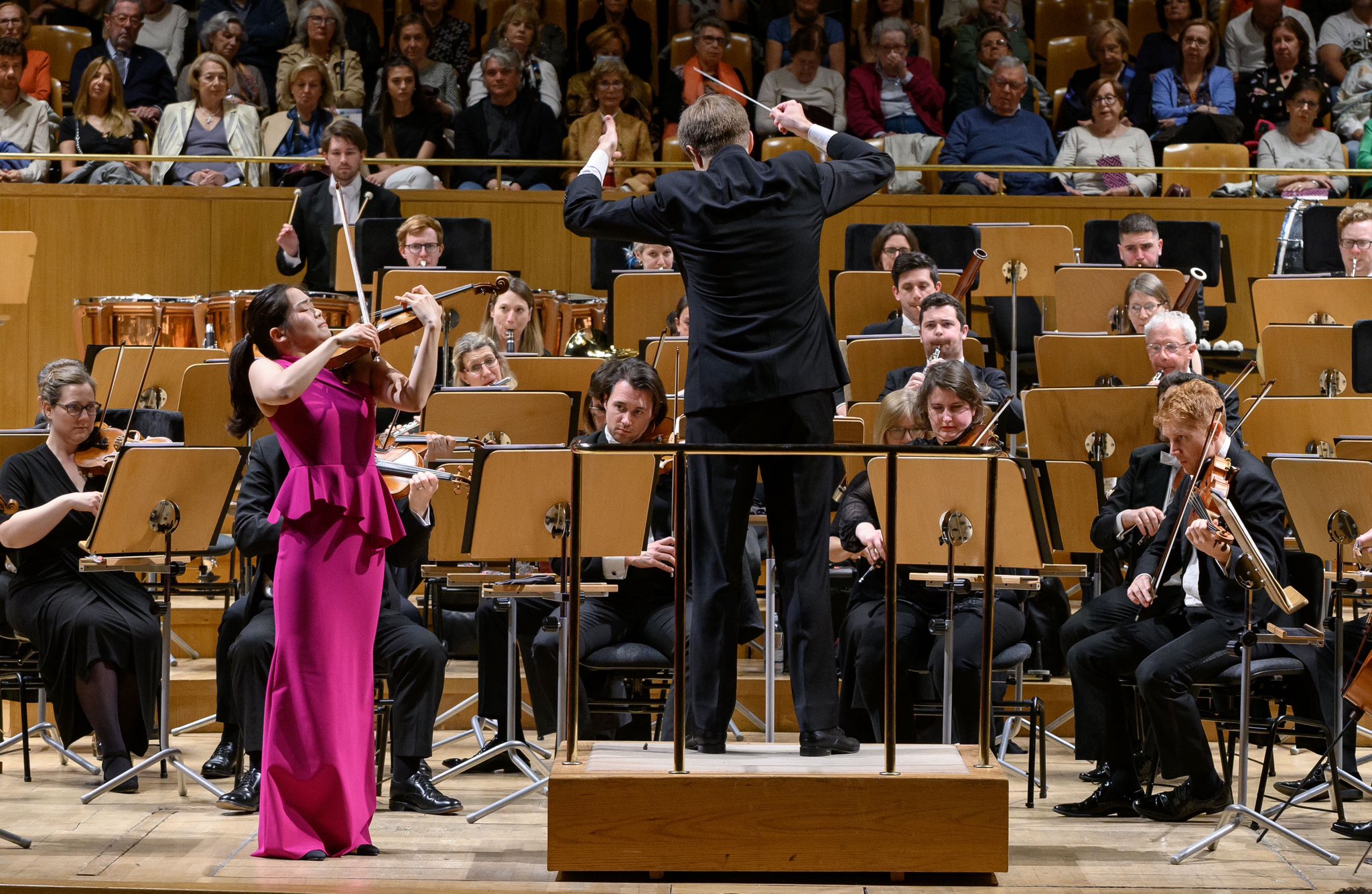 Esther-Yoo-V.-Petrenko-y-la-Royal-Philharmonic-Orchestra