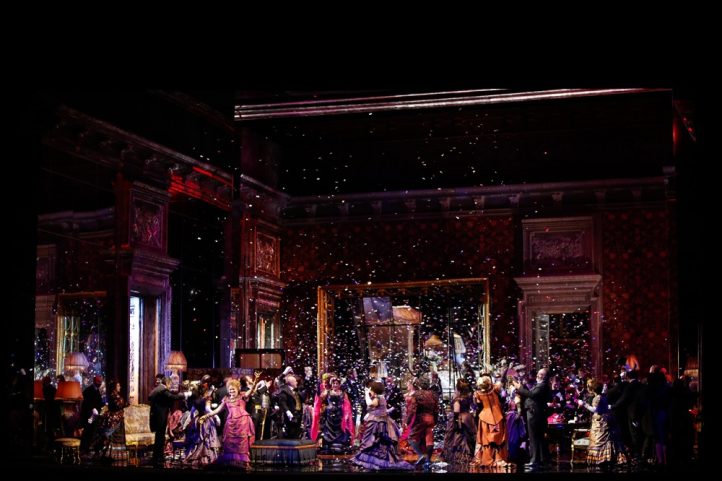 Escena-La-Traviata-por-Hugo-de-Ana-en-Bari