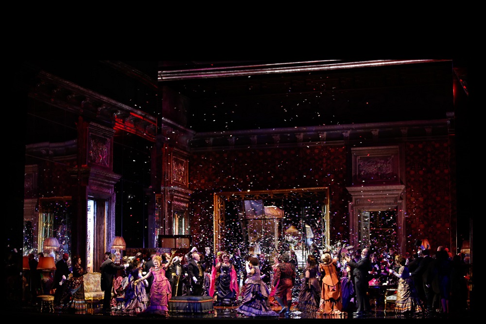 Escena-La-Traviata-por-Hugo-de-Ana-en-Bari