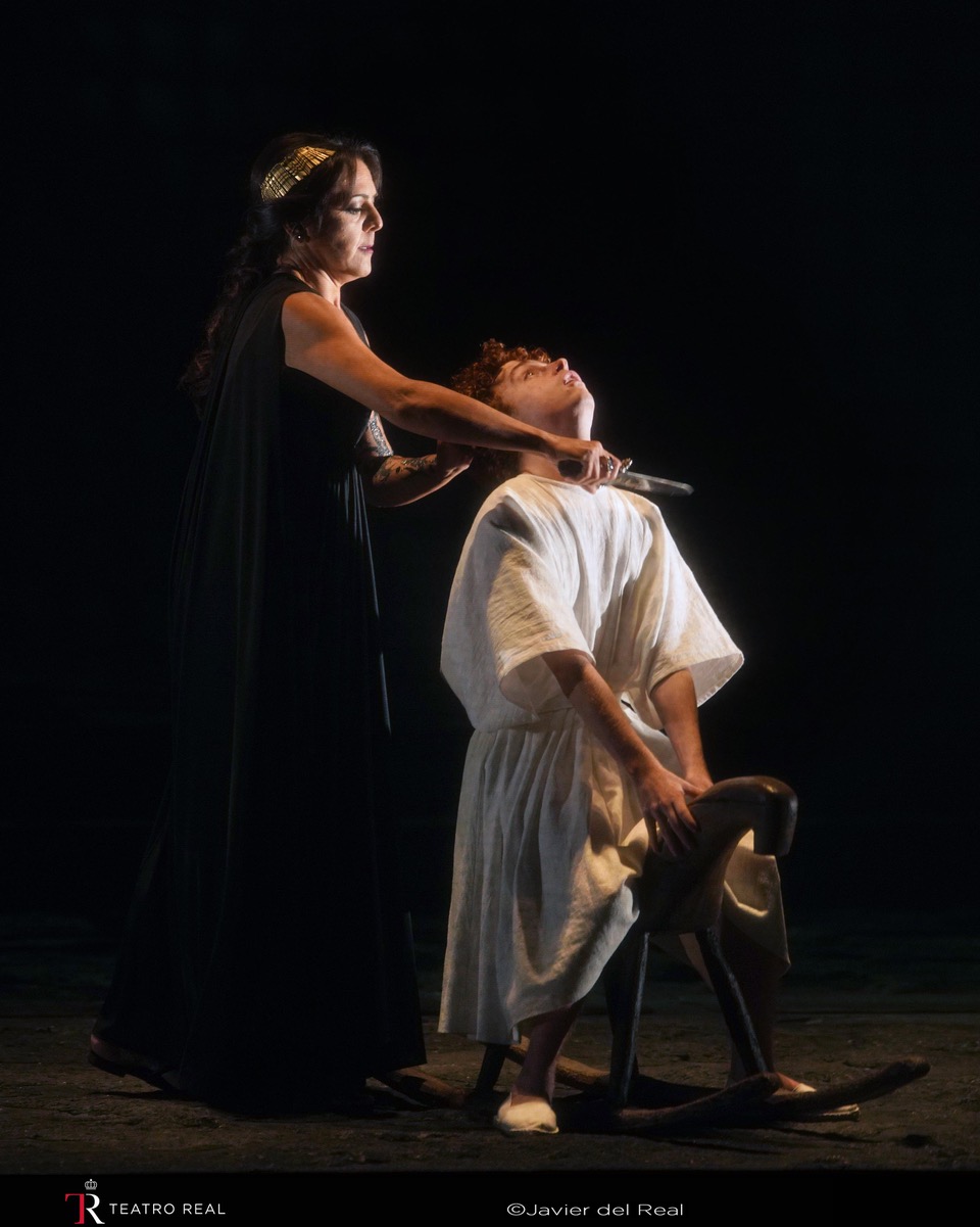 Escena-de-Medea-c-Teatro-Real