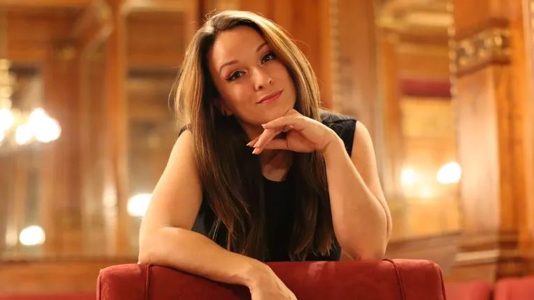 Ruth Iniesta debuta en la Ópera de Dresde, protagonizando Lucia di Lammermoor, una de las óperas más destacadas de la obra de Donizetti. Iniesta añade, así, un nuevo espacio en su carrera, subiéndose a escena con una partitura bien conocida por esta.