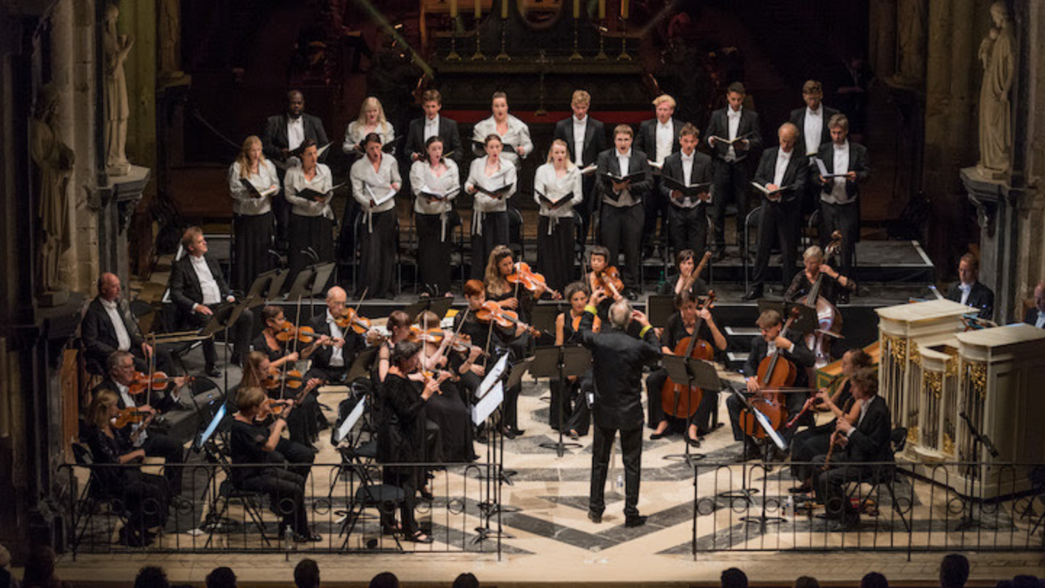 Miembros del Monteverdi Choir & Orchestra apoyan a Sir John Eliot Gardiner después de que el director renunciara a su cargo, solicitando públicamente su reincorporación a la formación de la que es fundador. Gardiner fue apartado semanas atrás de la dirección de estos conjuntos por un suceso acaecido el año pasado, en el que agredió a un intérprete.