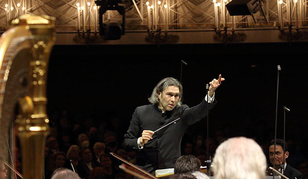 Ibermúsica propone un programa con la Quinta Sinfonía de Beethoven, acompañada del Concierto para violín en Re menor de Schumann, en la visita de la London Philharmonic Orchestra bajo la dirección de su director emérito, el ruso Vladimir Jurowski. En el Concierto de Schumann intervendrá la violinista noruega Vilde Frang, que actúa con un Stradivarius ‘Engleman’, de 1709. Será este miércoles, a las 19:30h, en el Auditorio Nacional de Música de Madrid.