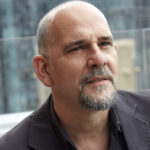 El barítono Juan Jesús Rodríguez protagoniza el concierto Con alma de Zarzuela este domingo, 28 de diciembre, a las 18:00 horas en el Teatro de la Zarzuela. Acompañado por la ORCAM bajo la dirección de José Miguel Pérez-Sierra y con la colaboración especial de la soprano Gabriela Moncloa, el recital se inscribe en el ciclo Voces del alma, una propuesta que rinde homenaje a la emoción y la tradición del género lírico español.