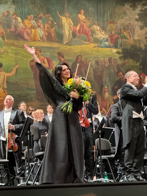 Venecia, Teatro La Fenice, 23 de abril de 2024. Alex Esposito Mefistofele, Piero Pretti Faust, Maria Agresta Margherita, Kamelia Kader Marta/ Pantalis, Maria Teresa Leva Elena, Enrico Casari Wagner/Nereo, Orquesta y Coro del Teatro La Fenice, director Nicola Luisotti, maestro del coro Alfonso Caiani, Coro voci bianche Piccoli Cantori Veneziani, maestro del coro Diana D’Alessio y Zoya Tukhmanova, dirección escénica Moshe Leiser e Patrice Caurier, escenografía Moshe Leiser, vestuario Agostino Cavalca, diseño iluminación Christophe Forey, diseño video Etienne Guiol y coreografia Beate Vollack.