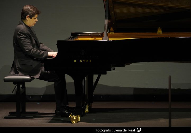El pasado 22 de mayo tuvo lugar la ceremonia de entrega de los III Premios Teatro Real, unos galardones que resaltan el mérito de instituciones, empresas y personalidades que, con su talento y esfuerzo, impulsan al mundo de la cultura. Esta gala contó con la participación del pianista Javier Perianes, quien puso la nota musical para cerrar el acto.