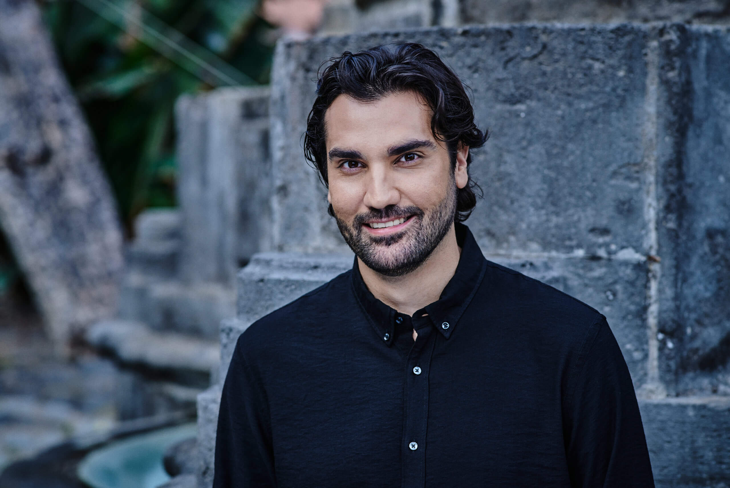 El tenor Jonathan Tetelman estadounidense es uno de los cantantes más aclamados de la actualidad, habiendo participado en producciones de grandes teatros de todo el mundo. Recientemente, formó parte del cartel del Festival Internacional de Santander, ofreciendo un recital centrado en la obra de Puccini junto a la soprano Sondra Radvanovsky. El pasado mes de marzo, Tetelman debutó en el Met neoyorquino, declarando posteriormente su disconformidad con ciertos tratos recibidos.