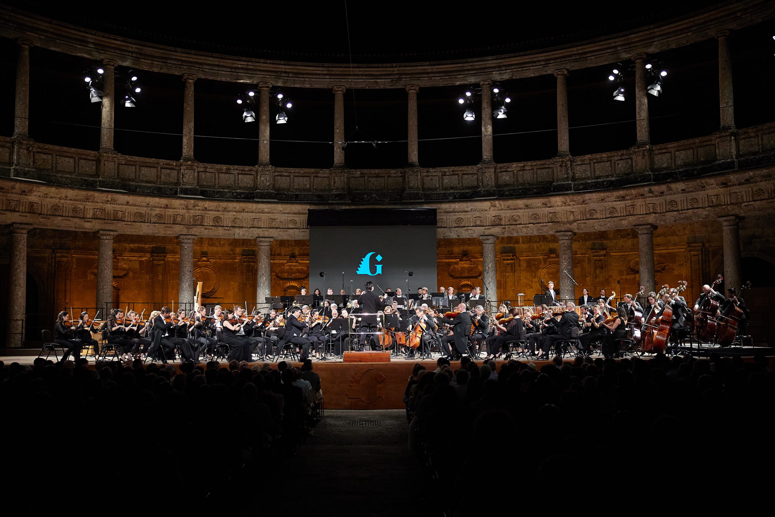 El verano es sinónimo de festivales de música. Cuando el calor aprieta, nuestro país se llena de música en espacios muy dispares, buscando acercar al público al arte a través de diferentes propuestas que trascienden el hecho sonoro en si. El próximo 19 de junio, el Festival de Granada alza el telón, siendo el inicio de una cadena de citas musicales de primer nivel que llegarán hasta finales del mes de agosto.