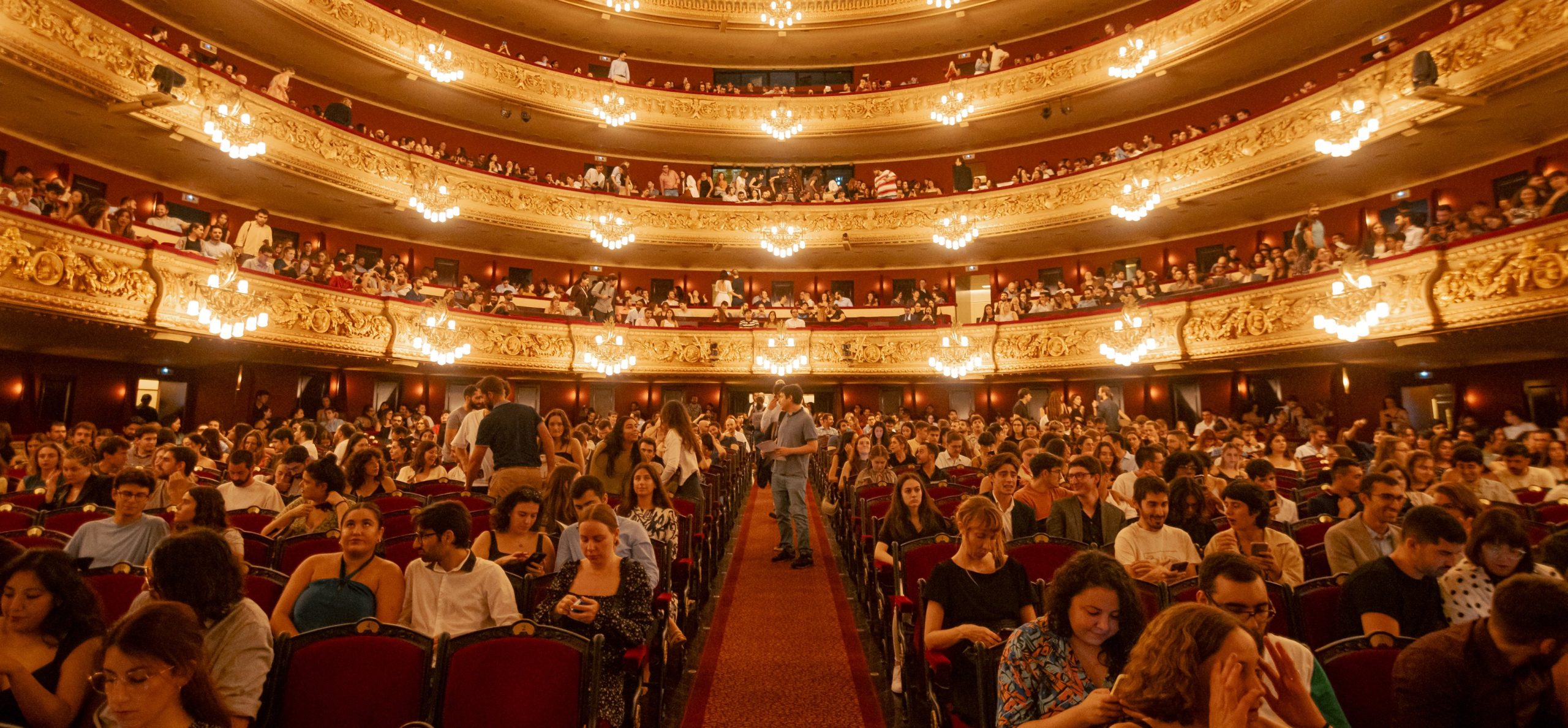 La ópera, ¿un espejismo?En septiembre empiezan las temporadas operísticas en gran parte del mundo, incluida España. Así, por ejemplo, el Teatro Real empezó con el “Otello” verdiano en homenaje a Shakespeare, con 20 funciones y un precio para las butacas del primer día superior a los 600€. ¿Estamos ante un espejismo con la ópera?