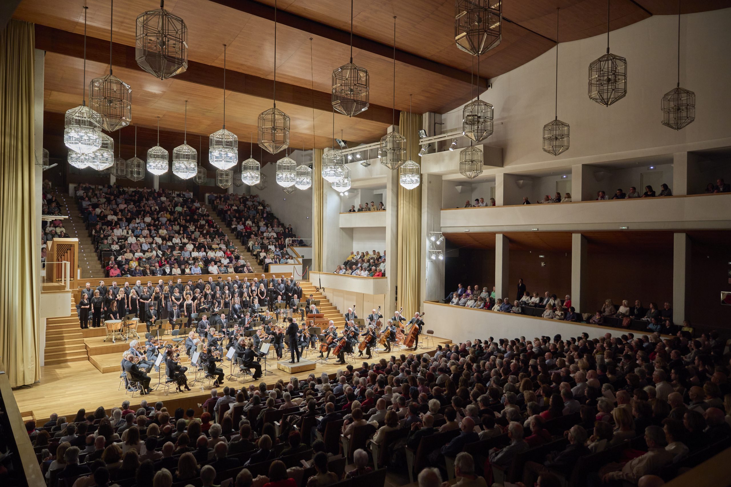 La Orquesta Ciudad de Granada (OCG) cierra su actual temporada de conciertos 2023-24 con una gran respuesta del público, que ha llenado la casi totalidad de sus butacas en gran parte de las actividades ofrecidas. Los once conciertos del abono ‘espacio sinfónico’, tres conciertos del ‘espacio directores intérpretes’, seis del ciclo sábados sinfónicos y los cuatro programas familiares (cinco conciertos), más los conciertos extraordinarios de Fiesta con la OCG (Antología de la zarzuela) y El Mesías, programas que se encontraban fuera del abono, han conformado la temporada principal de la OCG 2023/24.