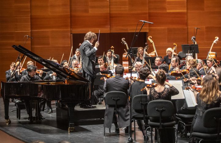 Gustavo Gimeno, solera mahleriana85 QUINCENA MUSICAL DE SAN SEBASTIÁN. Programa: Obras de Saint-Saëns (Concierto para piano y orquesta número 5, “Egipcio) y Mahler (Quinta sinfonía. Bruce Liu (piano). Orquesta Filarmónica de Luxemburgo. Director: Gustavo Gimeno. Lugar: Auditorio Kursaal (San Sebastián). Fecha: Jueves, 1 de agosto de 2024.