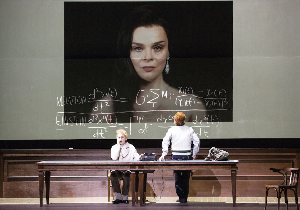EL IDIOTA. Ópera en cuatro actos, de Mieczysław Weinberg. Libreto de Alexánder Medvedev, basado en la novela homónima de Fiódor Dostoyevski. Reparto: Bogdan Volkov (Príncipe Myshkin), Ausrine Stundyte (Nastasia), Vladislav Sulimski (Parfion Rogozhin), Yuri Samoilov (Lebedev), Clive Bayley (General Yepantschin), Margarita Nekrasova (Yelisaveta Yepantschina), Xenia Puskarz Thomas (Aglaya), etcétera. Dirección de escena: Krzysztof Warlikowski. Escenografía y vestuario: Małgorzata Szczęśniak. Iluminación: Felice Ross. Videoproyecciones: Kamil Polak. Dramaturgia: Christian Longchamp. Voces masculinas del Konzertvereinigung Wiener Staatsopernchor. Orquesta Filarmónica de Viena. Dirección musical: Mirga Gražinytė-Tyla. Lugar: Salzburgo, Felsenreitschule. Entrada: 1.437 espectadores (lleno). Fecha: 23 agosto 2024.