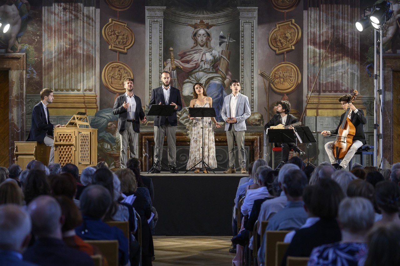 Radio Clásica se une al Día Música de Navidad de Euroradio en colaboración con la Fundación Juan March. Esta iniciativa de alcance internacional tendrá lugar este domingo, 14 de diciembre de 9:00 a 00:00 horas. La propuesta que aporta Radio Clásica es un concierto, protagonizado por el conjunto Cantoría en la Fundación Juan March, que se escuchará en al menos 23 emisoras y tendrá lugar a las 12:00.