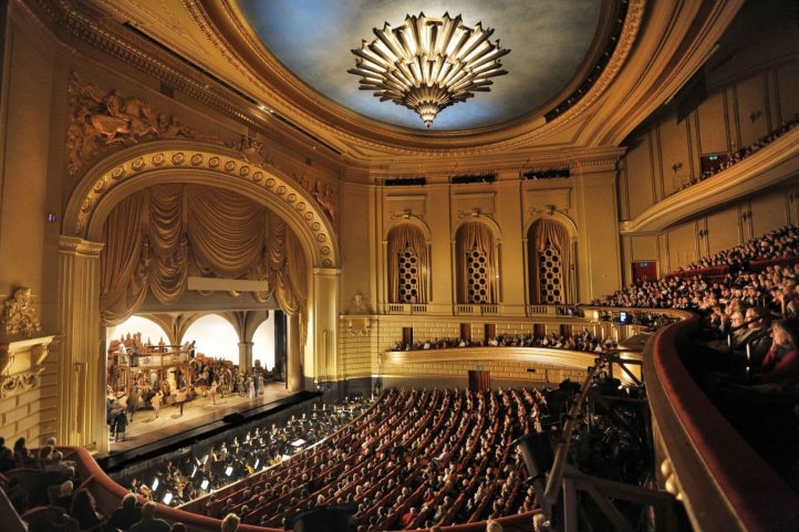 La Ópera de San Francisco ha dado a conocer los títulos de su temporada 2024/25 que podrán disfrutarse vía streaming través de su plataforma de emisión en línea. Títulos destacados como Un ballo in maschera, Tristán e Isolda, o Carmen, conforman el listado de obras que el público de todo el mundo podrá disfrutar en directo desde el teatro norteamericano, gracias a las nuevas tecnologías.