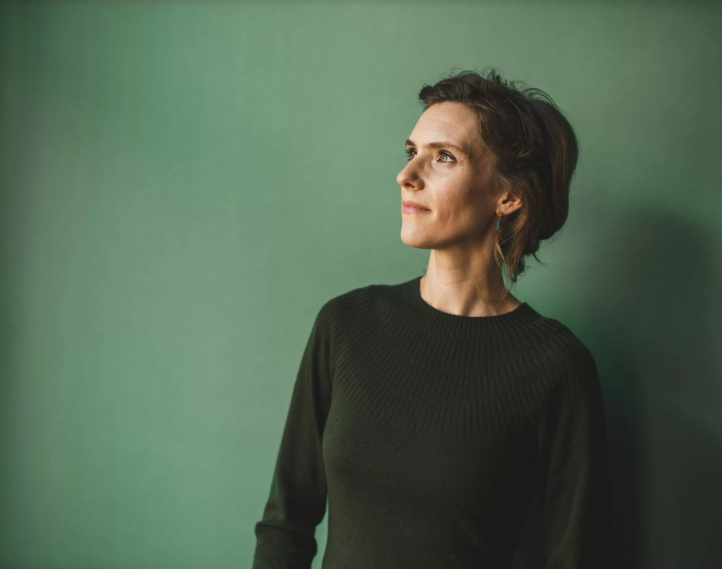 La directora francesa Chloé van Soeterstède y Alena Baeva, una de las violinistas más reconocidas del momento, compartirán escenario esta semana con la OSN por primera vez en temporada. La agrupación se suma a la campaña de Ópera XXI, asociación de la que forma parte Fundación Baluarte, para contribuir a la reconstrucción del tejido cultural de las zonas devastadas.
