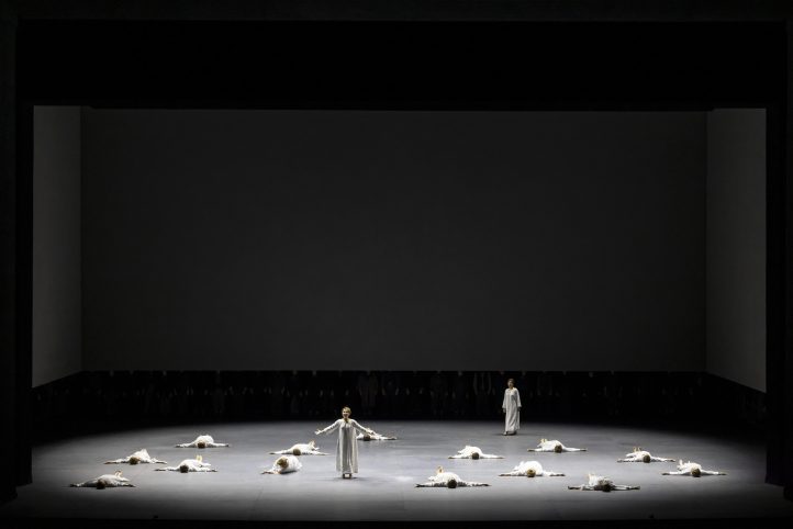 Diálogos de carmelitas en Les Arts, una producción imperecederaDiálogos de Carmelitas de Francis Poulenc. Nicolas Cavallier, Alexandra Marcellier, Valentin Thill, Doris Soffel, Ambur Braid, Michèle Losier, Sandra Hamaoui, Marina Rodríguez-Cusì, Laura Fleur, Michael Colvin, etc. Cor de la Generalitat Valenciana. Orquestra de la Comunitat Valenciana. Dirección de escena: Robert Carsen. Escenografía: Michael Levine. Vestuario: Falk Bauer. Iluminación: Robert Carsen, Cor van den Brink. Coreografía: Philippe Giraudeau. Dramaturgia: Ian Burton. Dirección musical: Riccardo Minasi. Palau de les Arts. Valencia, 28 de enero.