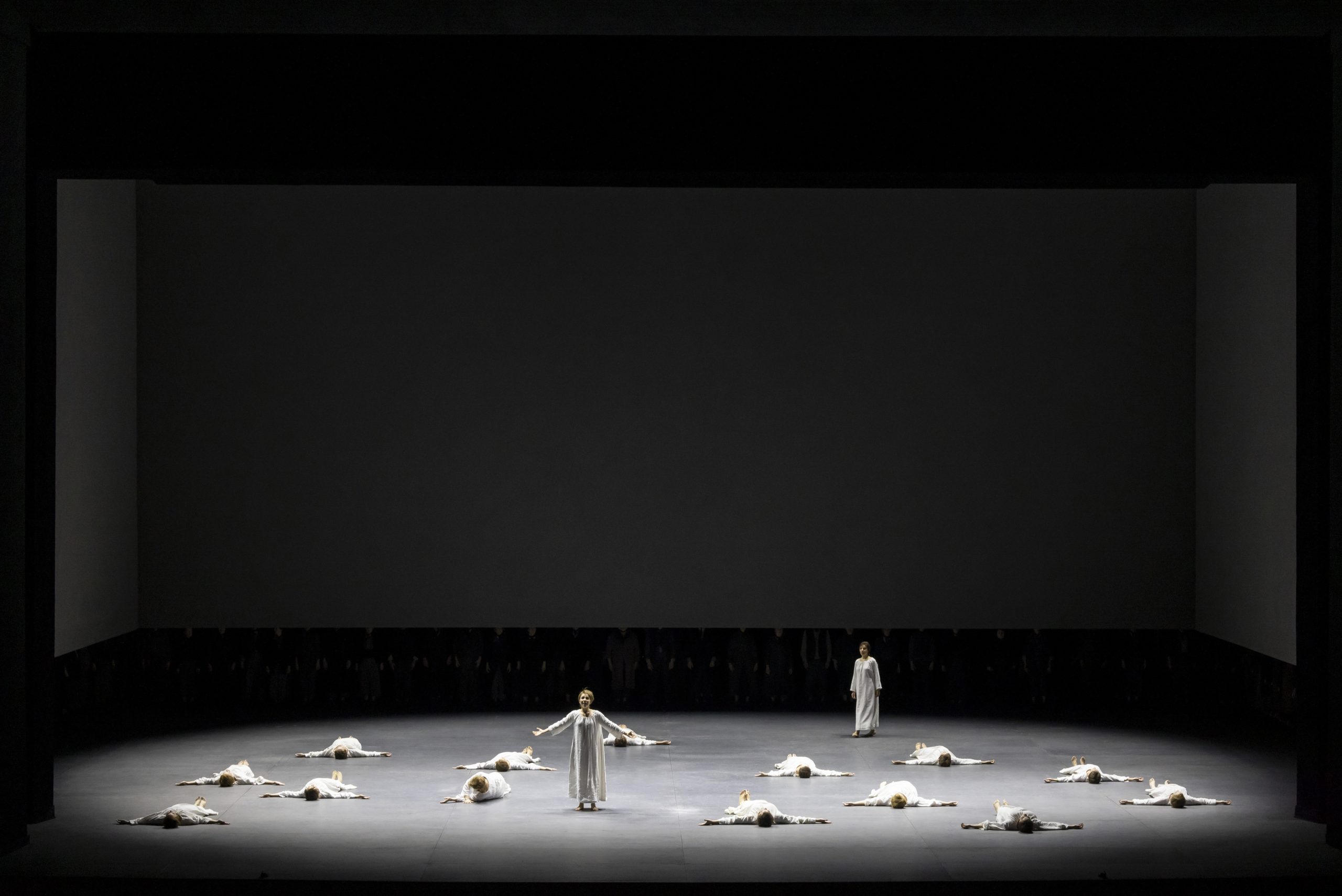 Diálogos de Carmelitas de Francis Poulenc. Nicolas Cavallier, Alexandra Marcellier, Valentin Thill, Doris Soffel, Ambur Braid, Michèle Losier, Sandra Hamaoui, Marina Rodríguez-Cusì, Laura Fleur, Michael Colvin, etc. Cor de la Generalitat Valenciana. Orquestra de la Comunitat Valenciana. Dirección de escena: Robert Carsen. Escenografía: Michael Levine. Vestuario: Falk Bauer. Iluminación: Robert Carsen, Cor van den Brink. Coreografía: Philippe Giraudeau. Dramaturgia: Ian Burton. Direc­ción musical: Riccardo Minasi.  Palau de les Arts. Valencia, 28 de enero.