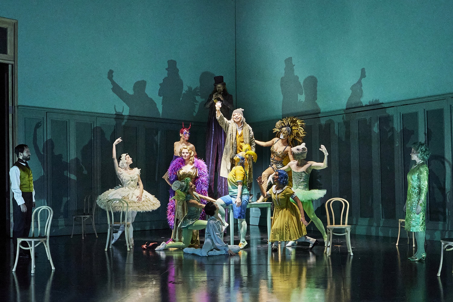 La producción de 'Los cuentos de Hoffmann' de Damiano Michieletto, de ...