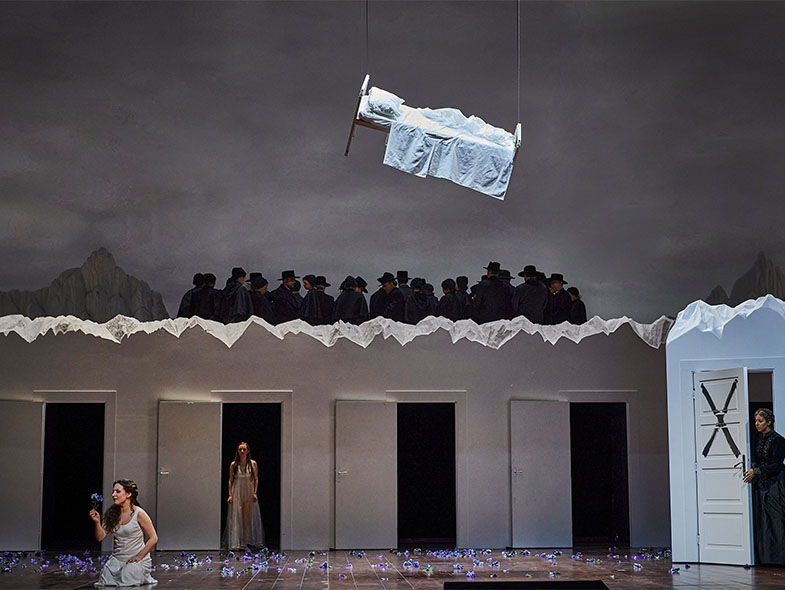 El próximo 6 de octubre, el Met neoyorquino estrena una nueva producción de La Sonnambula, de Vincenzo Bellini, con un elenco encabezado por la soprano Nadine Sierra y el tenor Xabier Anduaga. Con dirección musical a cargo de Riccardo Frizza, la puesta en escena lleva la firma del multifacético Rolando Villazón, quien ofrece una lectura renovada de la ópera sin renunciar a su emblemático paisaje alpino suizo.