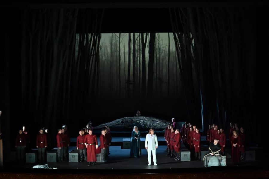 EL CISNE ASESINOWagner: Lohengrin. Günter Groissböck, Klaus Florian Vogt, Elisabeth Teige, Ólafur Sigurdarson, Minna-LiIsa Värelä, Roman Trekel… Coro y Orquesta del Gran Teratro del Liceo. Director musical: Josep Pons. Directora de escena: Katharina Wagner. Teatro del Liceu, 17 de marzo de 2025.