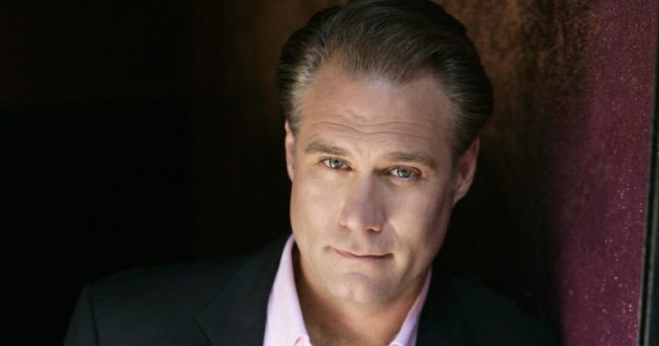 El tenor Brandon Jovanovich es uno de los tenores más destacados de la escena del Met de Nueva York. Su carrera, tan trepidante como interesante, va de sus inicios como camarero en el mencionado teatro para, posteriormente, triunfar sobre sus tablas, siguiendo por la gestión de una granja en Illinois. Jovanovich aborda, ahora, el papeñ del capitán Ahab en la ópera Moby-Dick, de Jake Heggie, en el Met, basada en uno de los libros más famosos de la literatura de navegantes. En el marco de estos ensayos, ha respondido a las preguntas de Forbes.