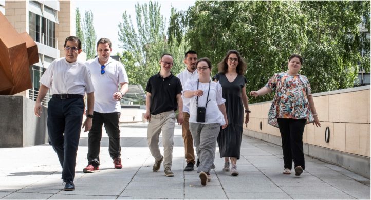 Esta tarde la Fundación Prodis celebrará sus 25 años de vida con su ya tradicional concierto. Creada en Madrid en el año 2000, es una institución sin ánimo de lucro, cuyo fin es mejorar la integración escolar, social y laboral de los niños y jóvenes con discapacidad intelectual. Están especialmente concentrados en la Investigación y elaboración de programas educativos adaptados a sus necesidades y formas de aprendizaje, así como el de tecnologías que favorezcan su integración en la sociedad.