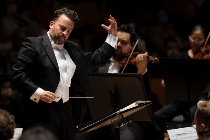 James Gaffigan se despide como director titular de Les Arts con la cantata Alexánder Nevski, de Prokófiev. El Cor de la Generalitat y la Orquestra de la Comunitat Valenciana interpretan esta obra los días 3 y 4 en Les Arts y el Auditori de Castelló. El programa incluye la sinfonía ‘La Passione’ de Haydn y ‘Gesang der Geister über den Wassern’, una de las mejores obras corales de Schubert.