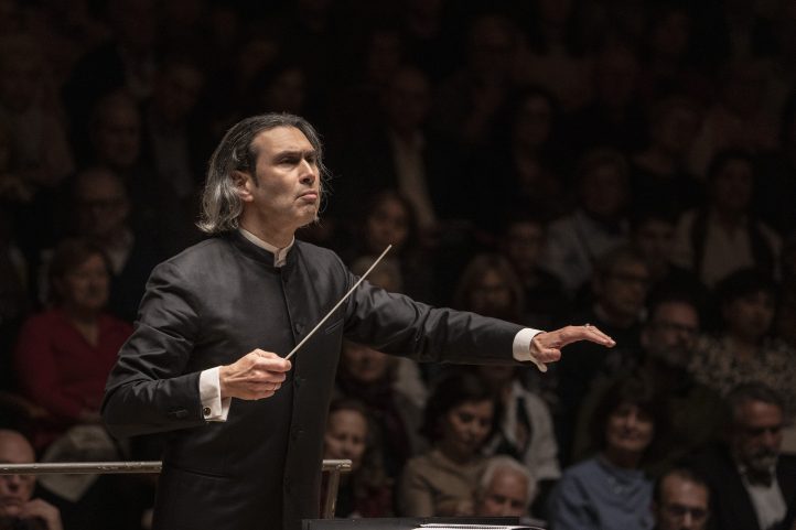 Beethoven desde el alma de Yurovski y la Filarmónica de LondresTEMPORADA 2024-2025 del Palau de la Música. Programa: Obras de Beethoven (Obertura Coriolano. Quinta Sinfonía) y Schumann (Concierto para violín y orquesta). Orquesta Filarmónica de Londres. Solista: Vilde Frang (violín). Director: Vladímir Yurovski. Lugar: Palau de la Música. Entrada: Alrededor de 1.790 espectadores (lleno). Fecha: martes, 8 abril 2025.