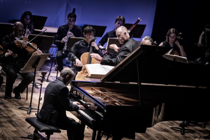 ¡Chapó, Xavier Torres!, ¡chapó, Maestro!TEMPORADA 2024-2025 del Palau de la Música. Programa: Obras de Haydn (Concierto para piano y orquesta en Re mayor) y Mozart (Sinfonías números 29 y 39). Orquesta de Valencia. Solista: Xavier Torres (piano). Director: Paul McCreesh. Lugar: Palau de la Música (Sala Rodrigo). Entrada: 420 espectadores (lleno). Fecha: viernes, 11 abril 2025.
