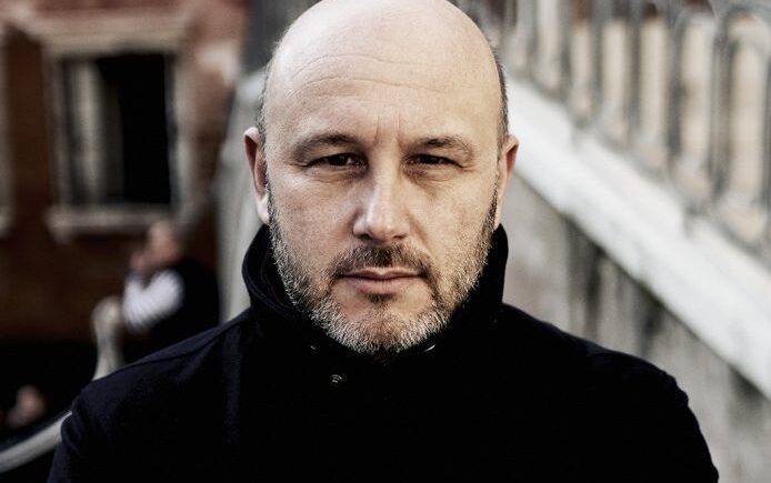 El director Riccardo Frizza cumple 25 años como maestro al frente de títulos líricos. Su debut tuvo lugar el 29 de junio de 2001 en el Teatro Regio di Parma, al frente de la ópera de Verdi Rigoletto. 