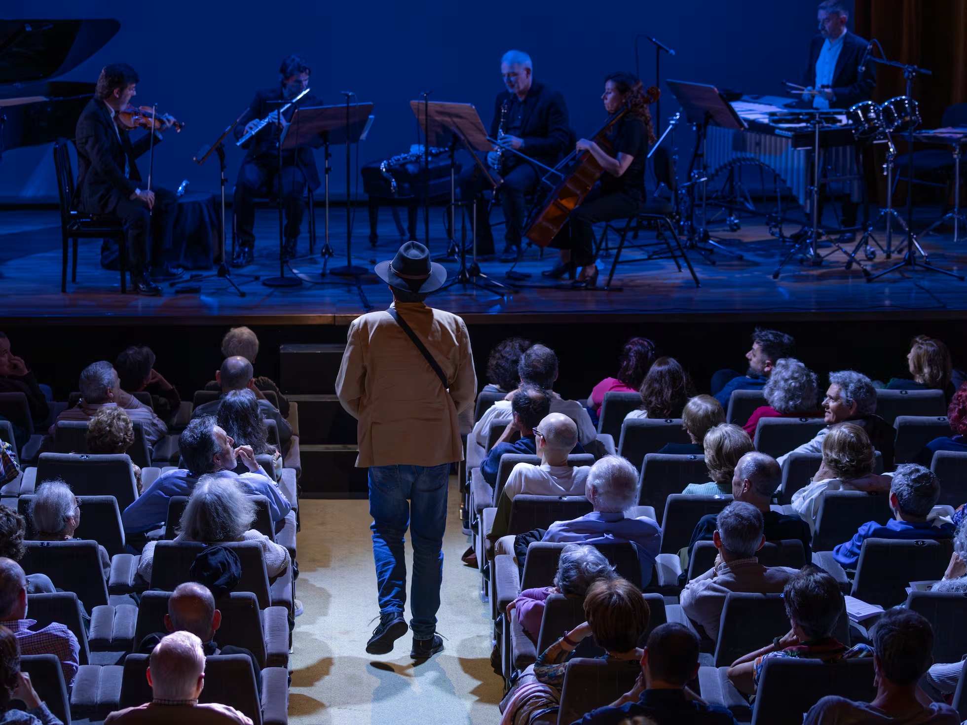 Una escalera sin peldaños y un Don Juan que no existe Obra: Como subir una escalera sin peldaños, foto-teatro musical de César Camarero. Texto: Virginia Nogueira. Intérpretes: Rocío de Frutos, Manolo Caro, Taller Sonoro. Fundación Juan March. Madrid, 1-V-2025 Obra: Don Juan no existe. Música: Helena Cánovas. Libreto: Alberto Iglesias. Intérpretes: Montserrat Seró, Josep-Ramón Olivé, Pablo García López. Solistas de la Orquesta Titular. Jhoanna Sierralta. Teatro Real. Teatros del Canal. Madrid, 7-V-2025