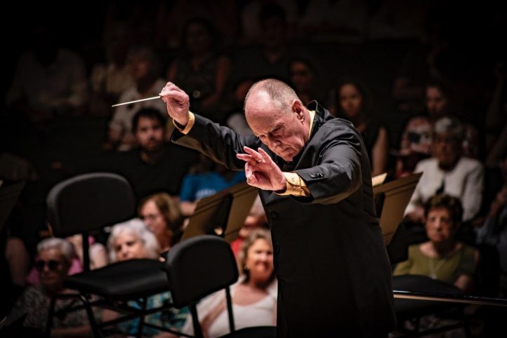 McCreesh en Valencia, ¡qué soporífero tostón!TEMPORADA 2024-2025 del Palau de la Música. Programa: Obras de Vaughan Williams (Fantasía sobre un tema de Thomas Tallis. Sinfonía de Londres) y Grainger-Atkinson (Lincolnshire). Orquestra de València. Director: Paul McCreesh. Lugar: Palau de la Música. Entrada: Alrededor de 1.000 espectadores. Fecha: viernes, 30 mayo 2025.