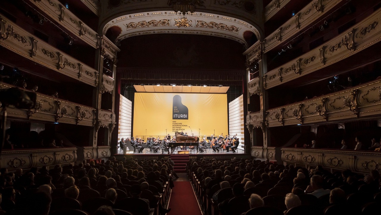 El XXIII Premio Iturbi arranca este miércoles con cuatro pianistas españoles en competición. El prestigioso concurso, organizado por el área de Cultura de la Diputación, vuelve al Palau de la Música entre el 4 y el 13 de junio, con 20 aspirantes de 11 nacionalidades. Entre el 4 y el 6 de junio se celebra la primera fase del concurso, que tendrá entrada gratuita en todas sus sesiones, incluida la Gran Final del viernes 13 de junio y la Gala de Clausura del sábado 14 en el Teatro Principal.