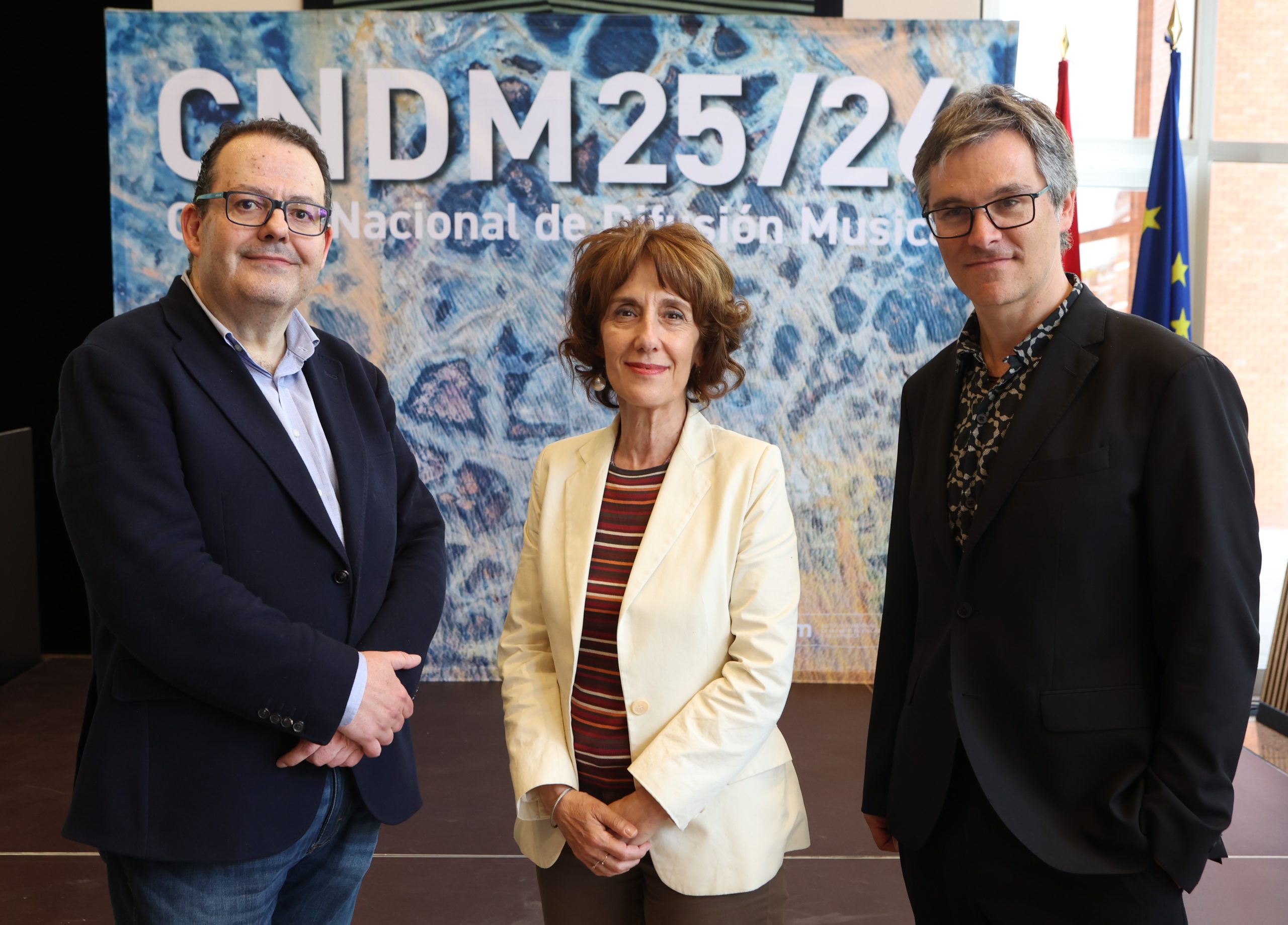 En la temporada 25/26, el CNDM ofrecerá 250 actividades, con 179 conciertos y 71 propuestas pedagógicas. Se recuperan 16 estrenos en tiempos modernos, y se apuesta nuevamente por la creación contemporánea con 57 estrenos, 19 por encargo del CNDM. Las residencias artísticas recaen en Georg Friedrich Haas (compositor residente), Pierre-Laurent Aimard (artista residente) y Vespres d’Arnadí (grupo residente). El ciclo transversal #Scarlatti.300 conmemora el tercer centenario del fallecimiento del compositor Alessandro Scarlatti, mientras que en Madrid se crea el ciclo Universo Shostakóvich en el 50º aniversario del fallecimiento de Dmitri Shostakóvich.