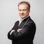 El Gran Teatre del Liceu ha dado a conocer la elección de Jonathan Nott como nuevo director musical de la institución a partir de la temporada 2026/27. Esta designación, anunciada a través de un comunicado de prensa, implica la asociación entre el músico y el Liceu por un total de cinco temporadas. Josep Pons pasará a ser director musical honorario, en agradecimiento por los servicios prestados al teatro.