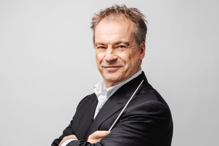 El Gran Teatre del Liceu ha dado a conocer la elección de Jonathan Nott como nuevo director musical de la institución a partir de la temporada 2026/27. Esta designación, anunciada a través de un comunicado de prensa, implica la asociación entre el músico y el Liceu por un total de cinco temporadas. Josep Pons pasará a ser director musical honorario, en agradecimiento por los servicios prestados al teatro. 