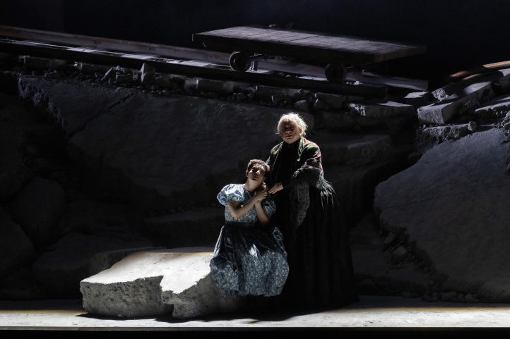 En carne vivaTres hermanas, de Peter Eötvös. Opera en tres “secuencias”. Libreto de Claus H. Henneberg y Peter Eötvös, basado en el drama Las tres hermanas, de Antón Chéjov. Reparto: Dennis Orellana, Cameron Shahbazi,  Aryeh Nussbaum Cohen, Kangmin Justin Kim,  Mikołaj Trąbka, Ivan Ludlow, Jacques Imbrailo, Andrei Valentiy, Aleksander Teliga,  Anthony Robin Schneider, Jörg Schneider, etc. Orquesta Klangforum de Viena. Direc­tor de esce­na: Yevguéni Titov. Esceno­gra­fía: Rufus Didwiszus. Vestuario: Emma Ryott.  Iluminación: Urs Schönebaum. Dirección musi­cal: Maxime Pascal (orquesta en el foso) y Alphonse Cemin (orquesta interna).  Lu­gar: Salzburgo, Felsenreitschule. Entrada: 1.412 espectadores (lleno). Fecha: domingo, 24 agosto 2025